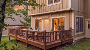 A two-story building with a deck, a grill, and a dining area with chairs and a table. - Aspen Hollow by Avantstay Group-friendly Stay + Deck Dining + BBQ Near Ski + Waterparks (Tannersville)