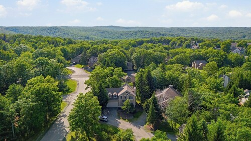 Aspen Hollow by Avantstay Group-friendly Stay + Deck Dining + BBQ Near Ski + Waterparks