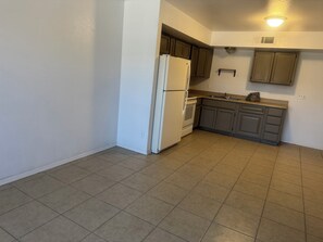 A kitchen with a refrigerator, oven, and sink. - Delightful 3-bedroom townhome with AC in Mesa (Mesa)
