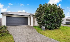 Exterior - Stylish 4BR Sleeps Up To 8 Near Theme Parks (Coomera)