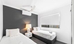 4 bedrooms, iron/ironing board, WiFi, bed sheets - Stylish 4BR Sleeps Up To 8 Near Theme Parks (Coomera)