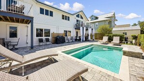 Una propietat residencial amb piscina, espai d'exterior per seure i una zona de pati coberta.