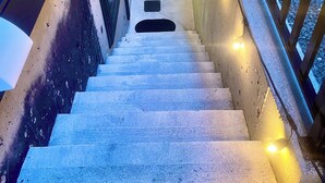 Una escalera con barandilla de metal y luces decorativas.