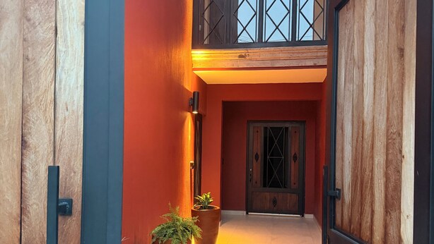 An open gate leading to a courtyard with a tiled floor, wooden doors, and potted plants. - Adorable 2-bedroom apartment in lovely Jalostotitlán perfect for relaxing (Jalostotitlán)