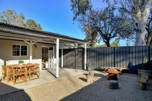 Outdoor dining - The Butcher's Cottage | New Barossa Valley Stay (Williamstown)