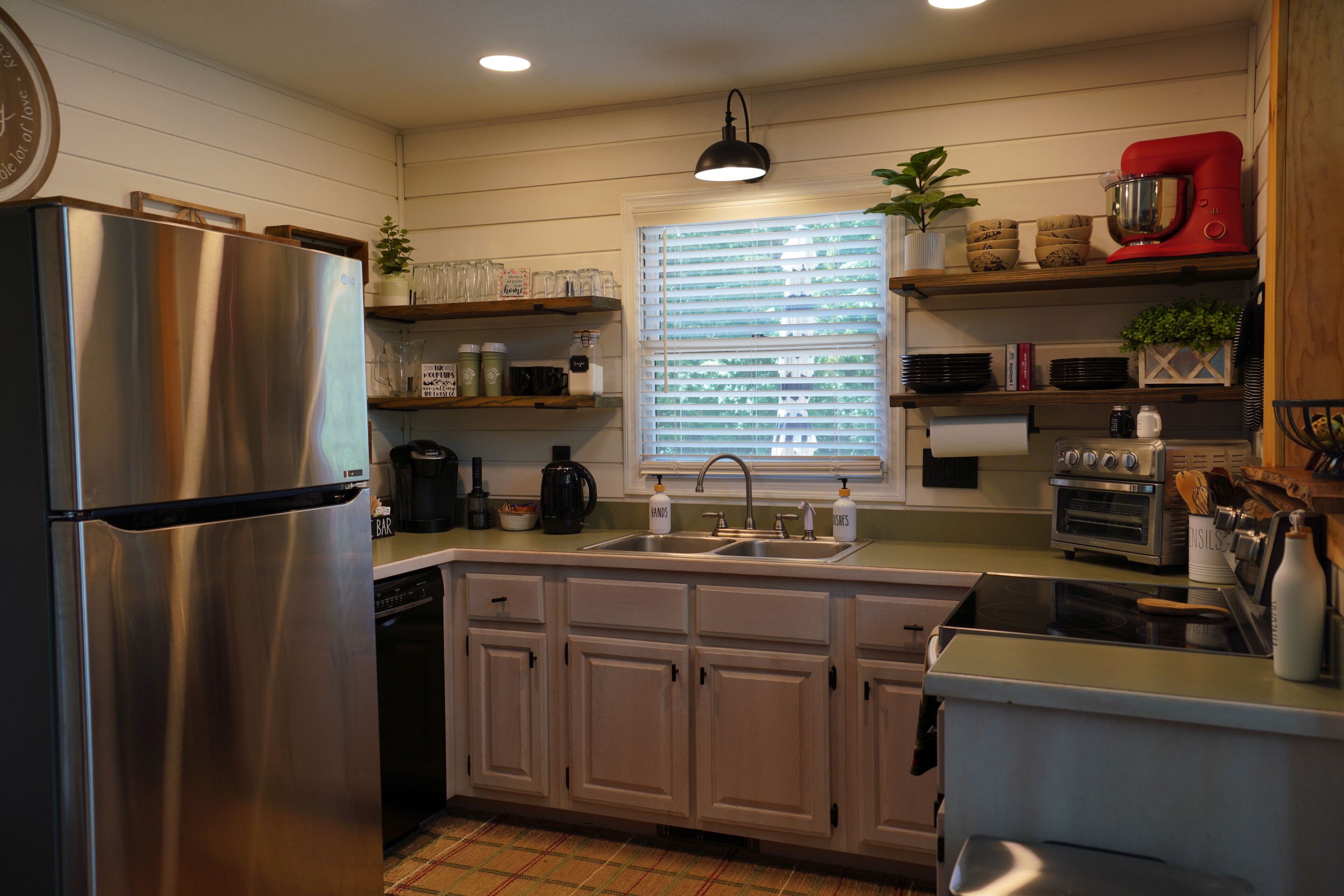 Coffee/tea maker, fridge, microwave, oven