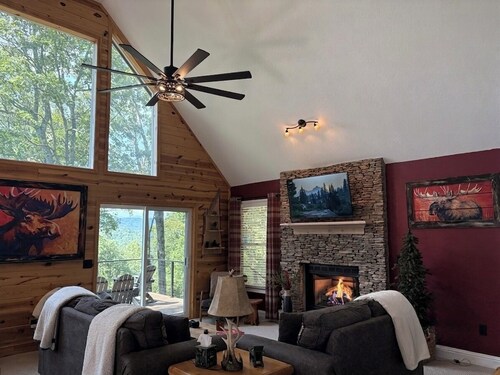 Downtown Murphy Mountain Escape with Hot Tub, Fire Pit & Vast Views + EV Charger