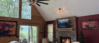 Downtown Murphy Mountain Escape with Hot Tub, Fire Pit & Vast Views + EV Charger