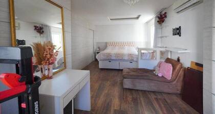 Fully furnished apartment near Florianópolis, pets allowed.