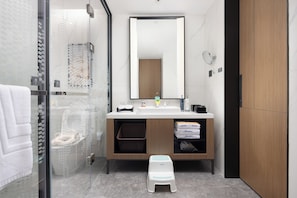 Chambre Quadruple Familiale, vue ville | Salle de bain | Sèche-cheveux, serviettes fournies, savon, shampoing