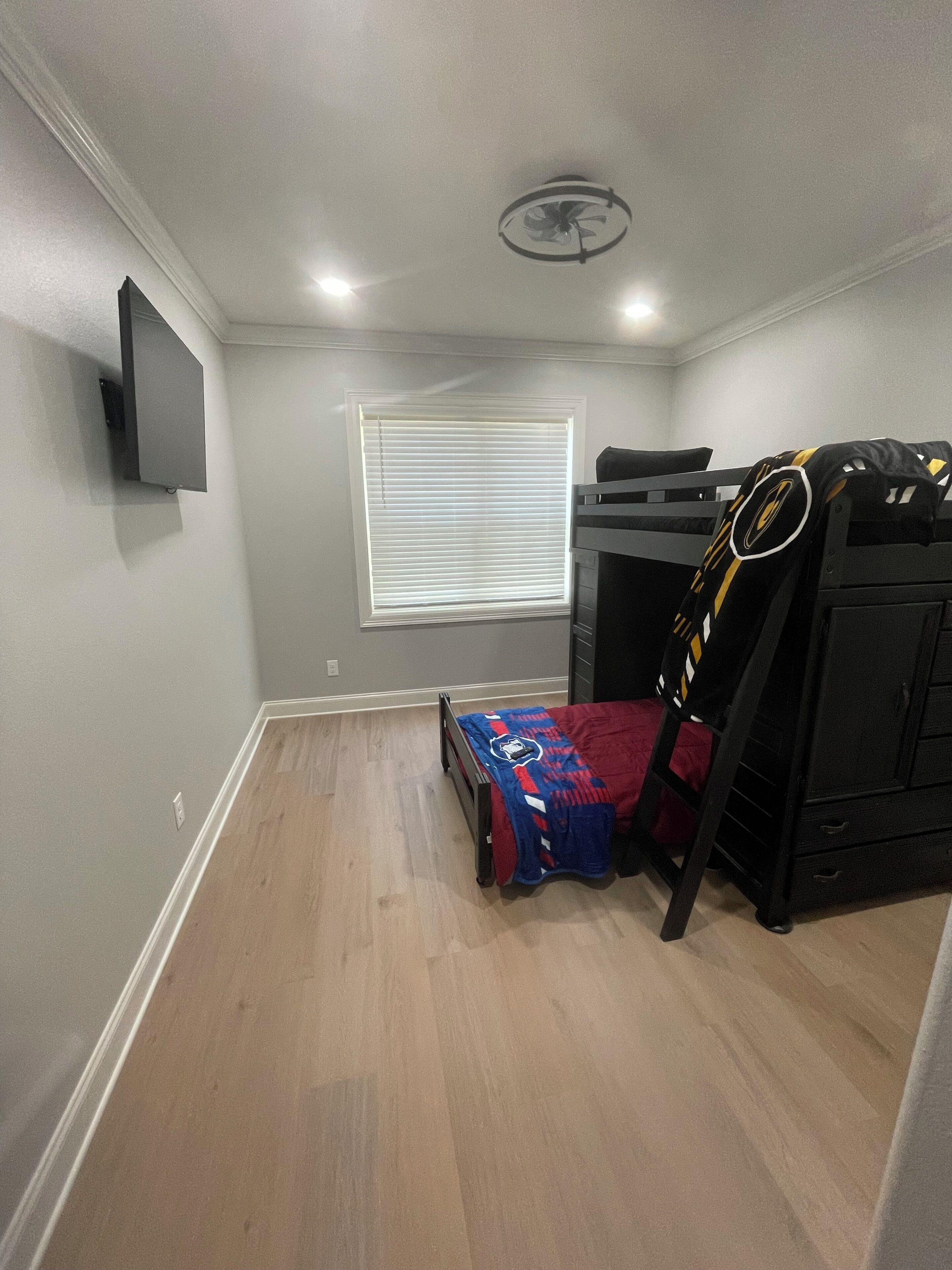 4 habitaciones, tabla de planchar con plancha, wifi y ropa de cama 