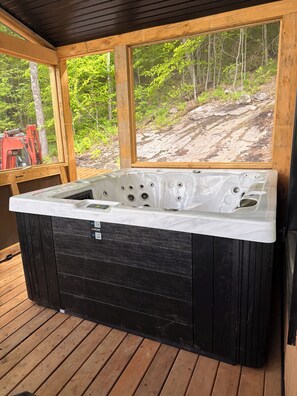 Outdoor spa tub - Luxury Chalet with Spa in Tremblant (Lac-Supérieur)