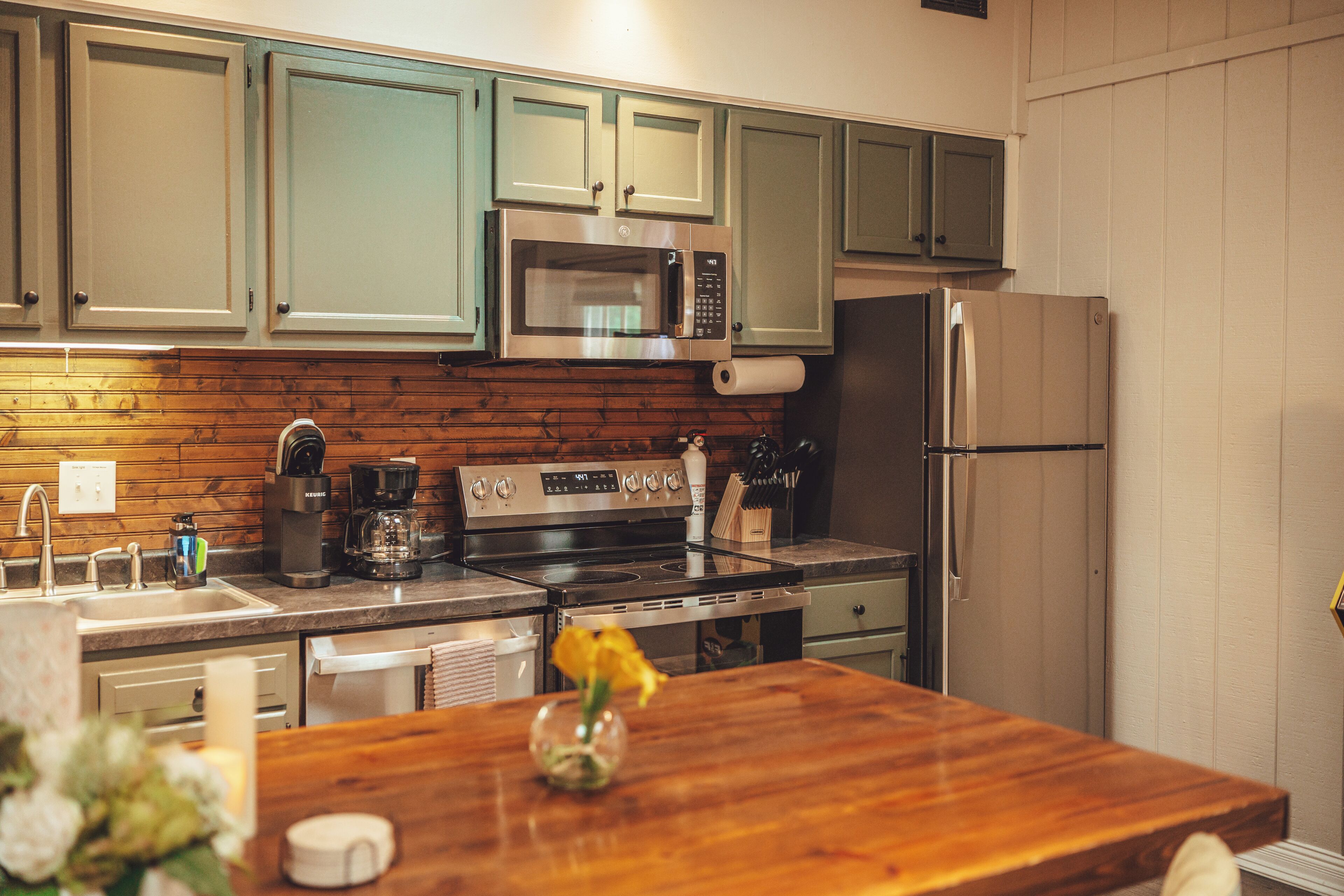 Coffee/tea maker, fridge, microwave, oven