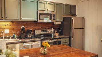 Coffee/tea maker, fridge, microwave, oven