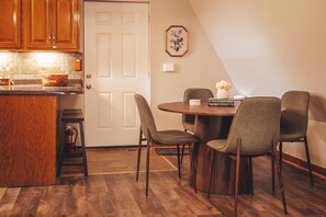 Dining -  2 apartment suites/Hot tub/Fire pit/play set/Arcade/Close to everything (Rockbridge)
