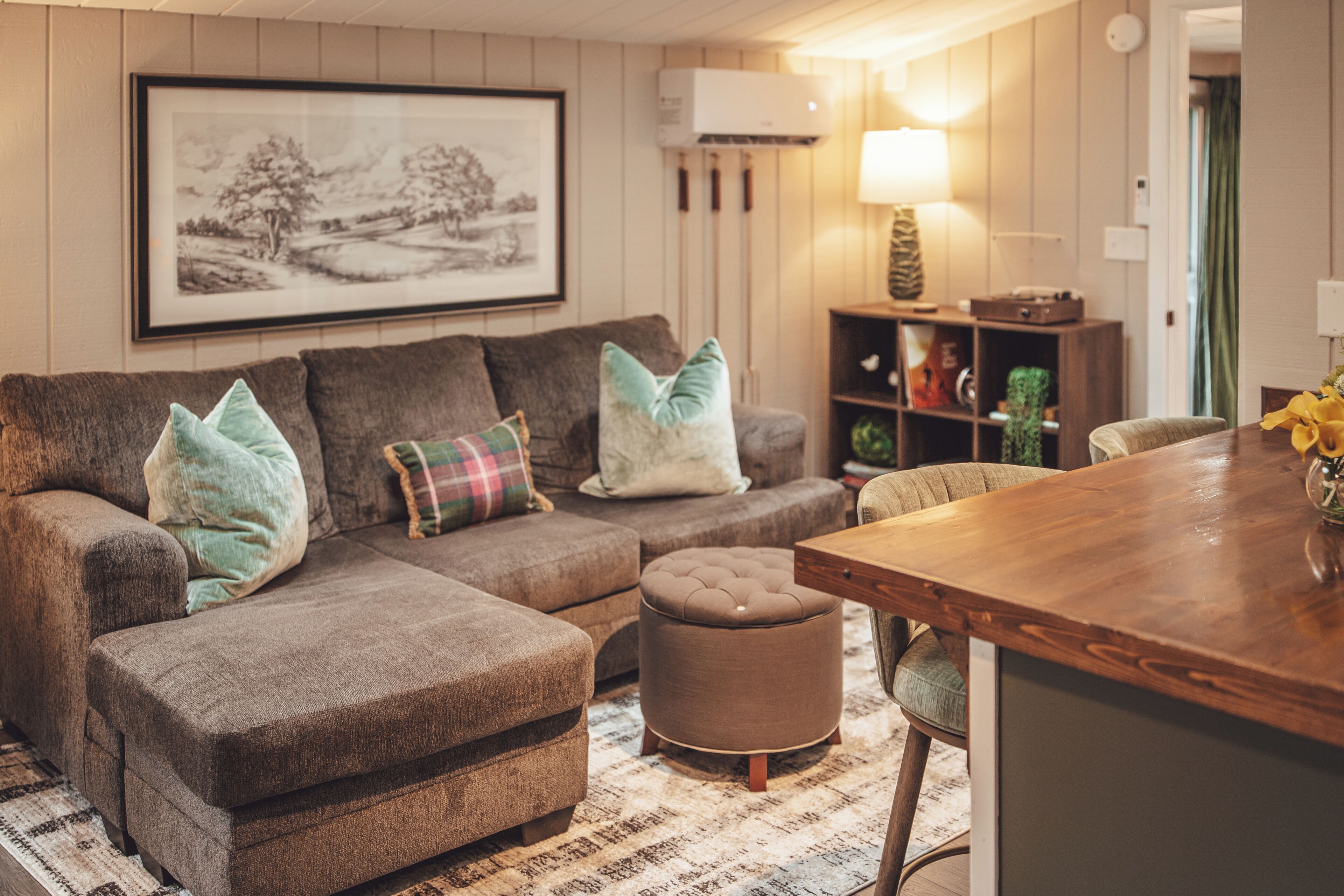 Smart-tv, een open haard en boeken