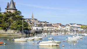 A harbor with boats, a prominent tower, and a town with historic buildings. - 1 bedroom cozy home in MARSAC SUR DON (MARSAC SUR DON)