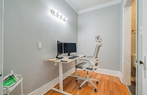 Unclassified image, 5 of 8, button - Modern Studio Near Toyota Center, Downtown Houston (Houston)