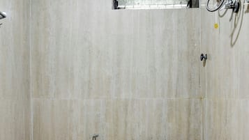 Un baño pequeño y cerrado con inodoro y ducha.
