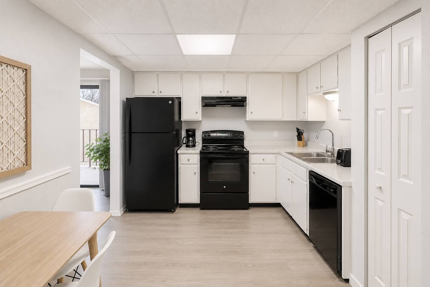 Coffee/tea maker, fridge