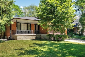 Exterior - Premium 3BR North York home with 2.5 washroom and free parking on driveway, (Toronto)