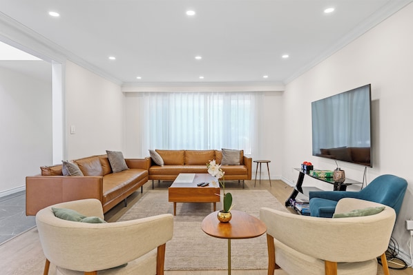 Living area - Premium 3BR North York home with 2.5 washroom and free parking on driveway, (Toronto)