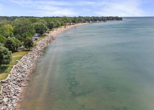 Waterfront Cottage on Lake Erie | Hot Tub | Fire Pit | Sleeps 8