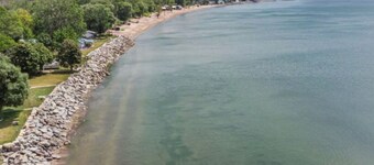 Waterfront Cottage on Lake Erie | Hot Tub | Fire Pit | Sleeps 8
