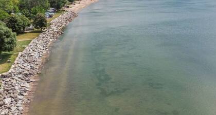 Waterfront Cottage on Lake Erie | Hot Tub | Fire Pit | Sleeps 8