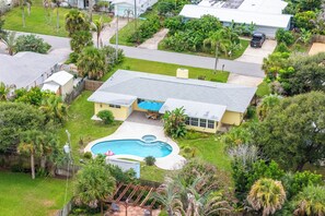 Il s’agit d’une propriété résidentielle dotée d’une piscine, d’une cour clôturée et d’un garage séparé.