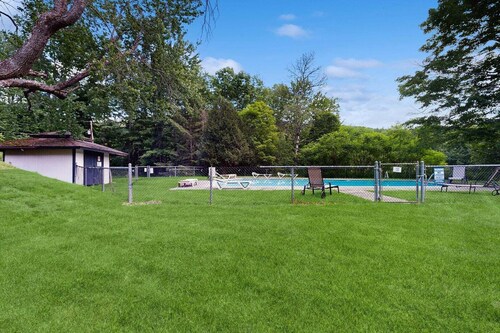 Four Season Condo: seasonal pool, ski, hike & golf