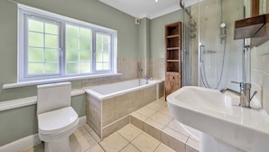 A bathroom with a toilet, a bathtub, a shower, and a sink. - Ldn-hend in London With 3 Bedrooms and 1 Bathrooms (London)