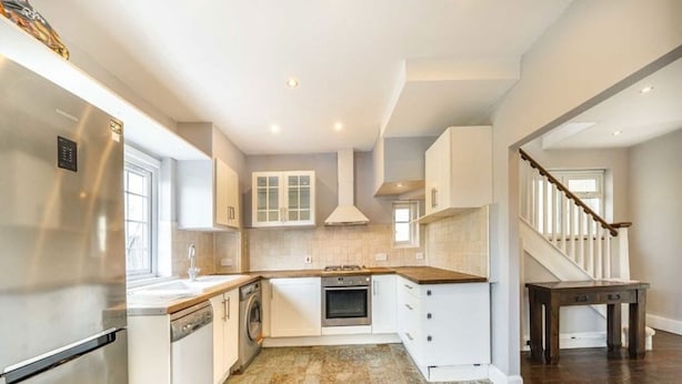 Room - Ldn-hend in London With 3 Bedrooms and 1 Bathrooms (London)