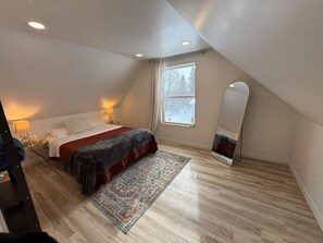 2 bedrooms, WiFi (free), bed sheets - Clean+Modern Trailside Home • Pets OK • Extra Trailer Parking (Hubbell)