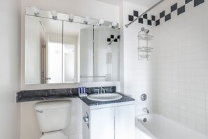 Ein modernes Badezimmer mit Toilette, Waschbecken und Badewanne.