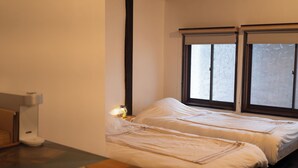 Deluxe Triple Room, Private Bathroom, City View | Langsir/tirai gelap terus, seterika/papan seterika, Wi-fi percuma 