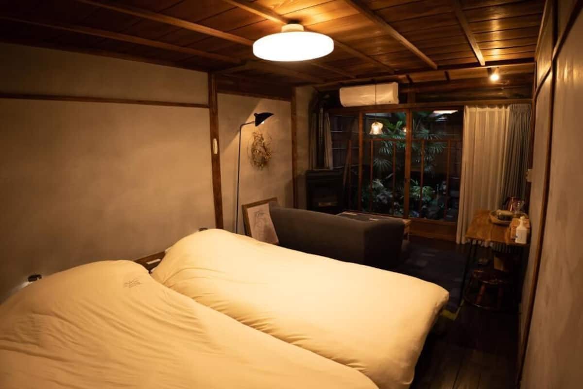 Habitación tradicional con 2 camas individuales, patio, vista al jardín | Cortinas blackout, tabla de planchar con plancha y wifi gratis