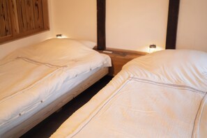 Deluxe Triple Room, Private Bathroom, City View | Blackout curtains, iron/ironing board, free WiFi - Rokkon guest house (Kyoto)