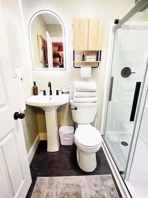 Ein Badezimmer mit Waschbecken, Toilette und Dusche.