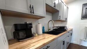 Cafeteira/chaleira, geladeira, micro-ondas, cooktop