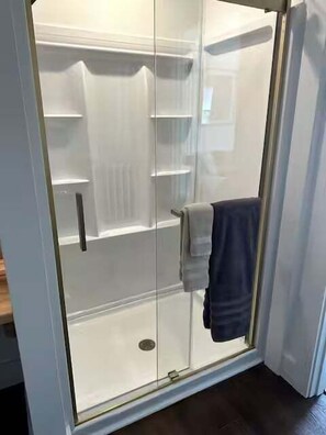 Een douche, handdoeken