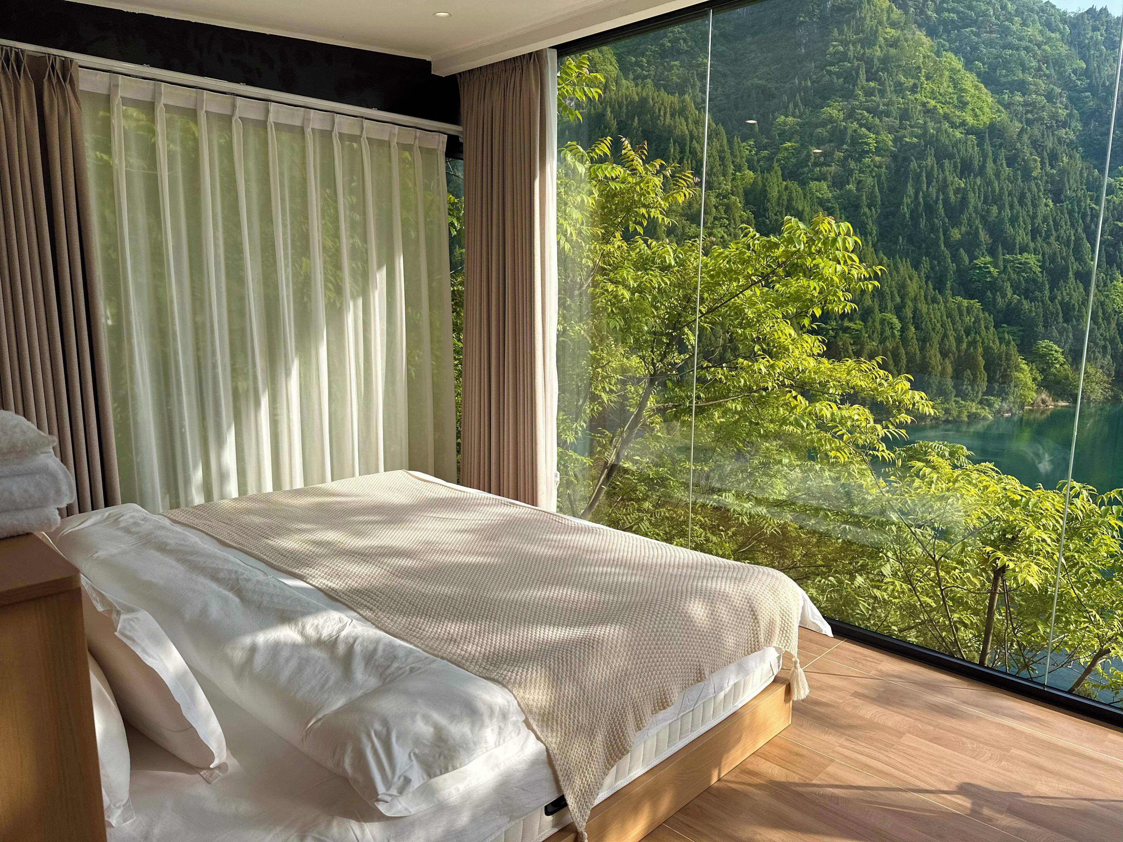 Habitación doble superior, vistas al lago | Cortinas opacas, tabla de planchar con plancha, wifi gratis