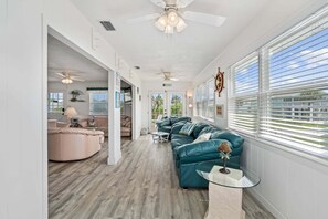 Living area - Beach Chic Beach Home Bikes, Beach Gear,Pet-Friendly & Minutes to the Ocean (Palm Coast)