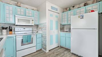 Coffee/tea maker, fridge, microwave, oven