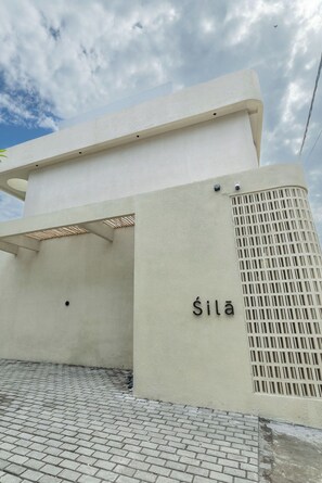 Un edificio moderno con techo plano y un letrero que dice 'Sila'.