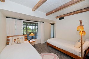 Bedroom 3 with 2 twin beds and patio access - Sunsky at Skyforest - Lake View, Large Deck, Pets (Lake Arrowhead)