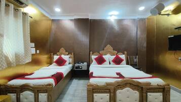 Classic Double Room, Garden View | Desk, free WiFi