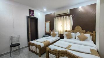 Classic Double Room, Garden View | Desk, free WiFi