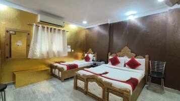 Classic Double Room, Garden View | Desk, free WiFi