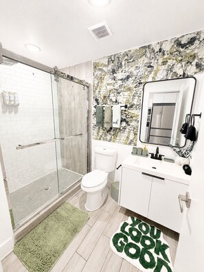 Dusche, Haartrockner, Bidet, Handtücher